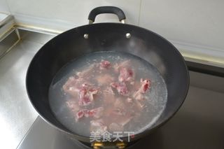 冬季御寒菜-【茶树菇烧排骨】的做法步骤：2