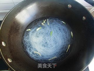 番茄皮蛋粉丝汤的做法步骤:5