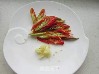 毛芹炒肉皮的做法步骤：2