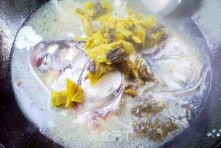 鱼头酸菜炖粉皮的做法步骤:6