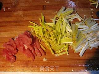 蒜黄肉丝白灵菇的做法步骤:3