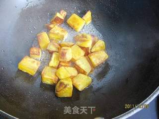 糖汁红薯的做法步骤:6