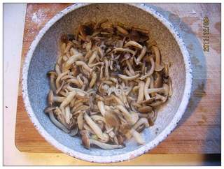 冻豆腐炖蟹味菇的做法步骤:6