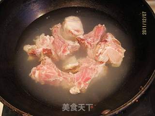 红枣莲藕炖排骨的做法步骤:2