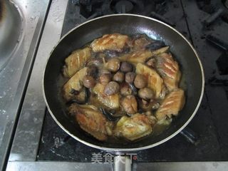 香菇栗子烧鸡翅的做法步骤:5