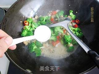 西兰花炒贝丁的做法步骤:6