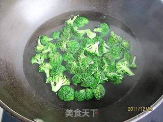 西兰花炒贝丁的做法步骤:2