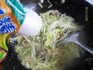白菜炖裙边的做法步骤:7