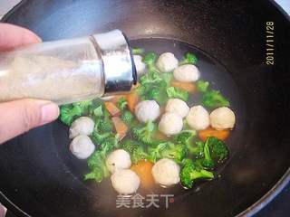 西兰花鸡丸汤的做法步骤:9