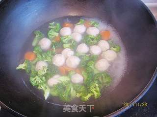西兰花鸡丸汤的做法步骤:6