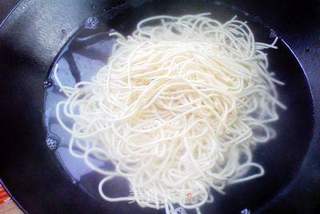 肉圆口蘑炒面条的做法步骤:2