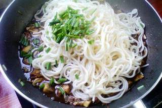 肉圆口蘑炒面条的做法步骤:7