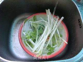 补钙家常小菜——芹菜炒虾皮的做法步骤:2