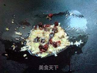 补钙家常小菜——芹菜炒虾皮的做法步骤:5
