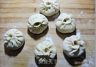 萝卜叶虾皮包子的做法步骤:7