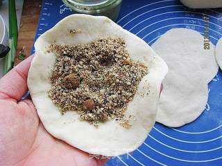 花生红糖芝麻馅饼的做法步骤:6