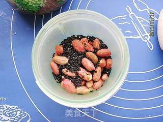 花生红糖芝麻馅饼的做法步骤:2