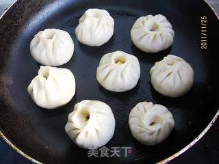 胡萝卜鸡蛋生煎包的做法步骤:9