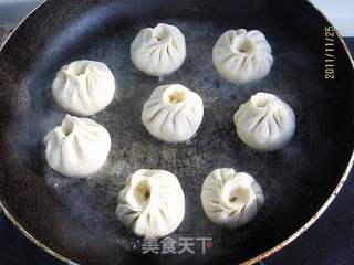 胡萝卜鸡蛋生煎包的做法步骤:8