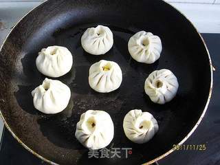 胡萝卜鸡蛋生煎包的做法步骤:7
