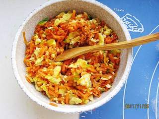胡萝卜鸡蛋生煎包的做法步骤:3