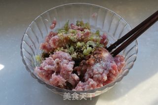 既要留住菜汁,还要保证饺子馅不出水的秘笈——【芹香水饺】的做法步骤:2