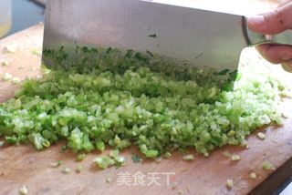 既要留住菜汁,还要保证饺子馅不出水的秘笈——【芹香水饺】的做法步骤:5