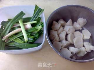蒜苗酱烧墨鱼丸的做法步骤:2