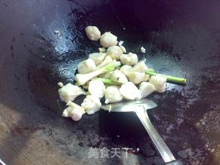 蒜苗酱烧墨鱼丸的做法步骤:5
