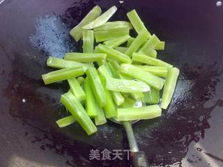 莴笋炒驴肉片的做法步骤:3
