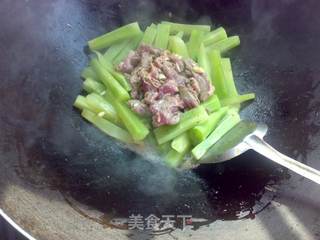 莴笋炒驴肉片的做法步骤:4