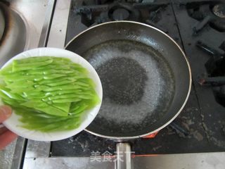 苦瓜炒牛肉的做法步骤:3