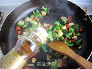 西兰花河豚丁的做法步骤:9