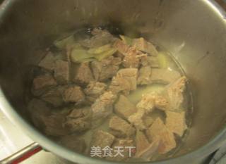 椰香咖喱牛肉的做法步骤:2