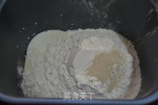 接着用“饭盒”做面包【豆沙面包卷】的做法步骤：2