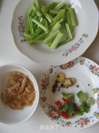 芹菜炒海蜇的做法步骤:2