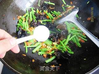 剁椒茼蒿木耳的做法步骤:6