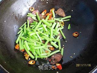 苘蒿炒腊肠的做法步骤:8