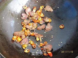 苘蒿炒腊肠的做法步骤:7