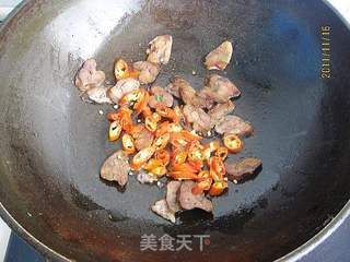 苘蒿炒腊肠的做法步骤:6