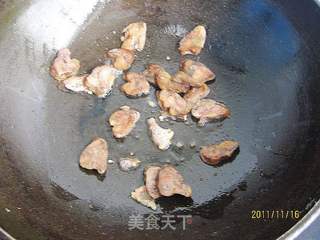 苘蒿炒腊肠的做法步骤:5