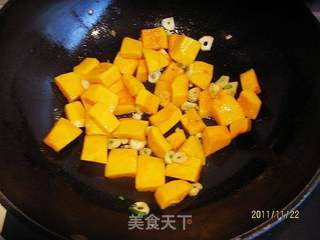 蚝油微波南瓜的做法步骤:5