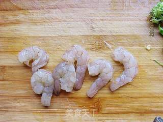 西兰花虾球蛋炒饭的做法步骤:2