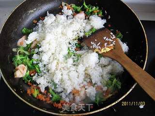 西兰花虾球蛋炒饭的做法步骤:11