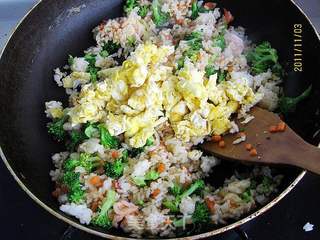 西兰花虾球蛋炒饭的做法步骤:12