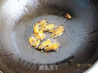 虾头油菜煮年糕的做法步骤：2