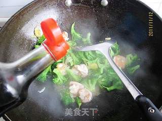 西兰花炒虾球的做法步骤:9