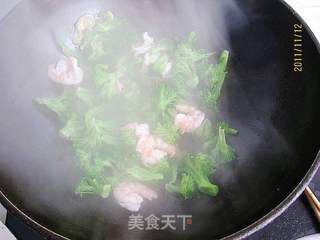 西兰花炒虾球的做法步骤:7