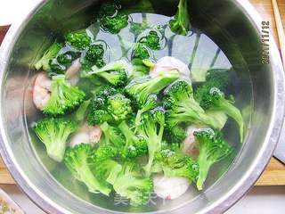 西兰花炒虾球的做法步骤:4