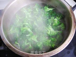 西兰花炒虾球的做法步骤:2